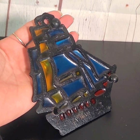 Vintage 80s Pirate Ship Boat Sailboat Stained Glass & Cast Iron Trivet Taiwan - Picture 5 of 10